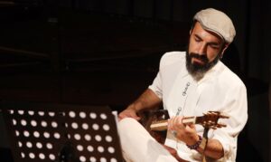 Marouf Majidi playing a concert